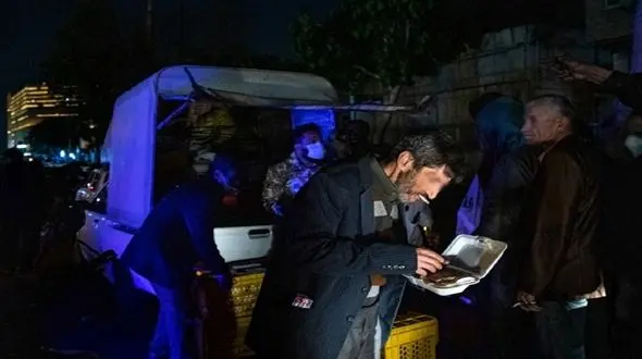 توزیع غذا بین کارتن خواب ها در تهران 