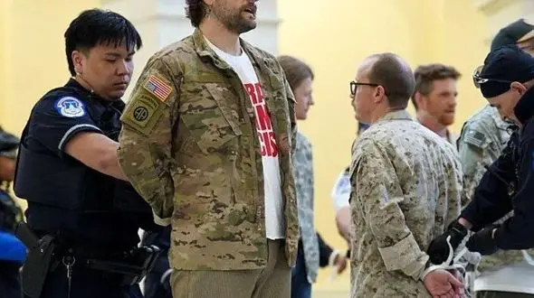 بازداشت کهنه‌سربازان آمریکایی معترض به جنگ ایران