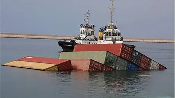 واژگونی شناور تانزانیایی در بندر خدماتی پارس  + عکس و جزییات