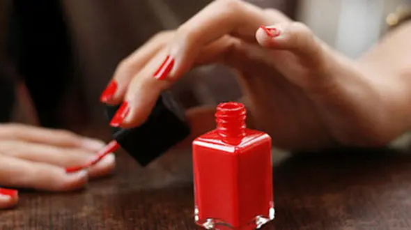 بلاهایی که لاک های رنگی بر سر ناخن ها می آورند!