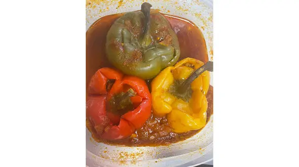 مراحل تهیه دلمه فلفل دلمه ای 