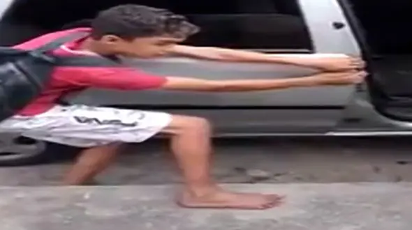 فیلم / رفتار وحشیانه یک راننده با پسر نوجوان +عکس