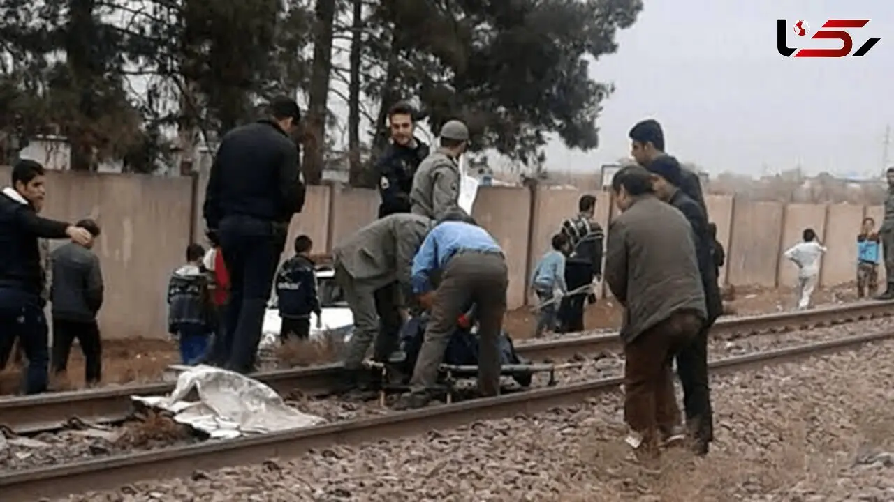 فیلم / تصادف مرگبار قطار با مردی در قائمشهر