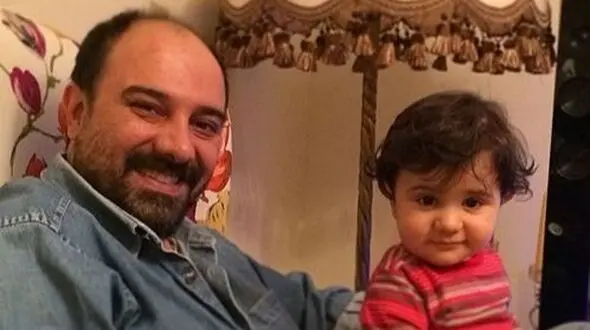 نگاهی به چیدمان منزل مجلل و دوبلکس برزو ارجمند بازیگر سریال زیرآسمان شهر/ آباژور و مبلمان طرح اسلیمی، آینه کاری برجسته، گل و گیاه و لوازم چوبی