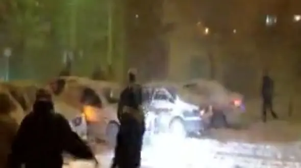 خنده دارترین تصادفی زنجیره ای 12 خودرو در یک خیابان برفی زنجان+حتما این فیلم را ببینید