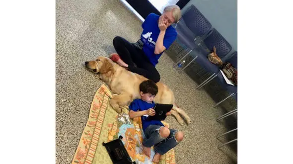 تصویری غم انگیز از مادری که حسرت در آغوش کشیدن پسرش را دارد