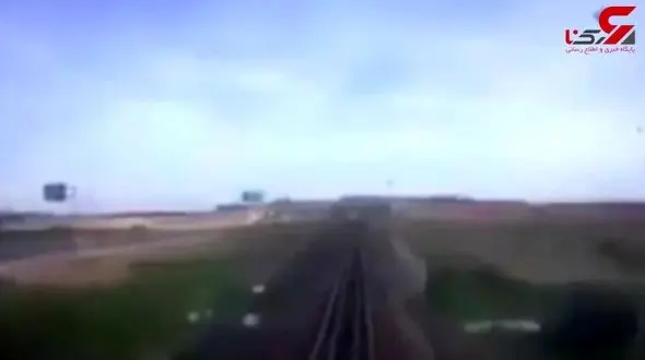 له شدن خودروی تاکسی زیر چرخ‌های قطار با ۵ کشته + فیلم 