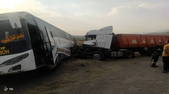  تصادف مرگبار تریلی با اتوبوس در جاده شیراز