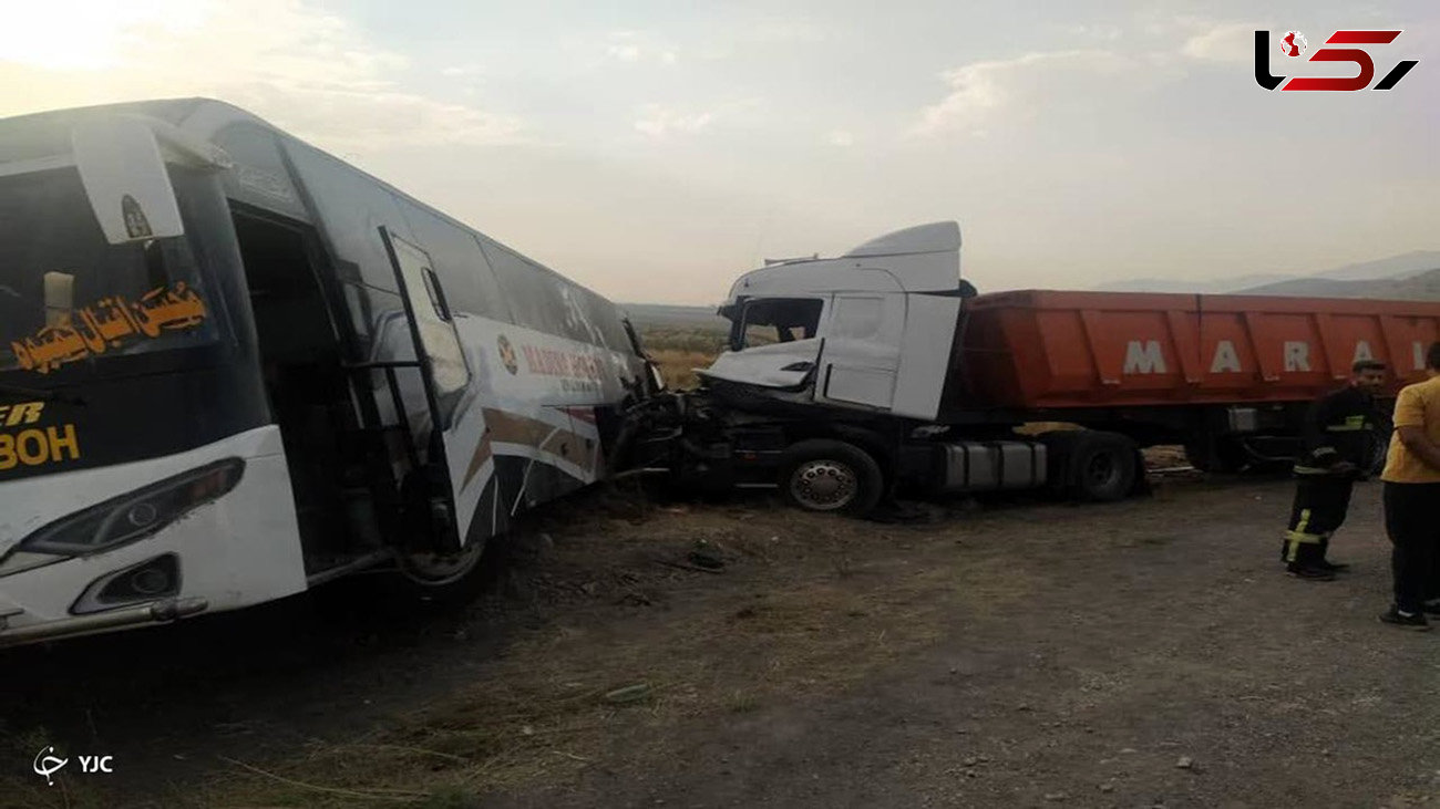  تصادف مرگبار تریلی با اتوبوس در جاده شیراز