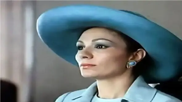 عکس / سفر به ایام قدیم  / وقتی فرح پهلوی تمام فکر و ذهنش سیندرلا شدن بود / لباس سیندرلایی اش را ببینید / 1339 