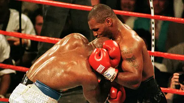 سالروز جنجالی ترین مسابقه بوکس / وقتی تایسون گوش هالیفیلد را کند+ تصاویر