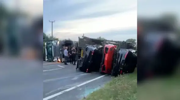 ببینید / چپ کردن تریلی حامل خودروهای فوق لوکس به ارزش ۵۰ میلیارد تومان!