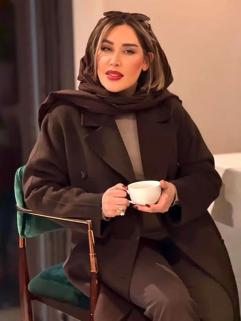 استایل قهوه‌ای سارا منجزی‌پور