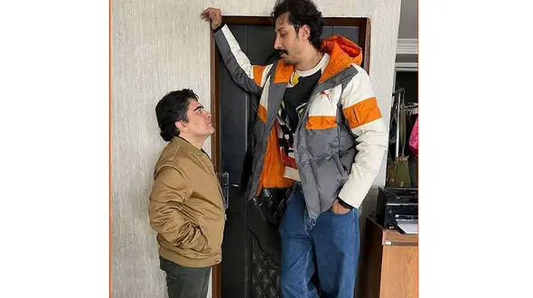 فیلم /  گفته های جسورانه سامان احتشامی درباره کوتاهی قدش : قد من دقیقا ... / اگه چیزی رو واقعا بخوای هیچی نمیتونه جلوتو بگیره...