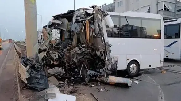 فیلم وحشتناک از تصادف اتوبوس گردشگری با ستون سیمانی در اتوبان + جزییات