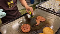 ( فیلم )غذای خیابانی/ نحوه طبخ همبرگر دست ساز گوشت توسط یک فروشنده مشهور