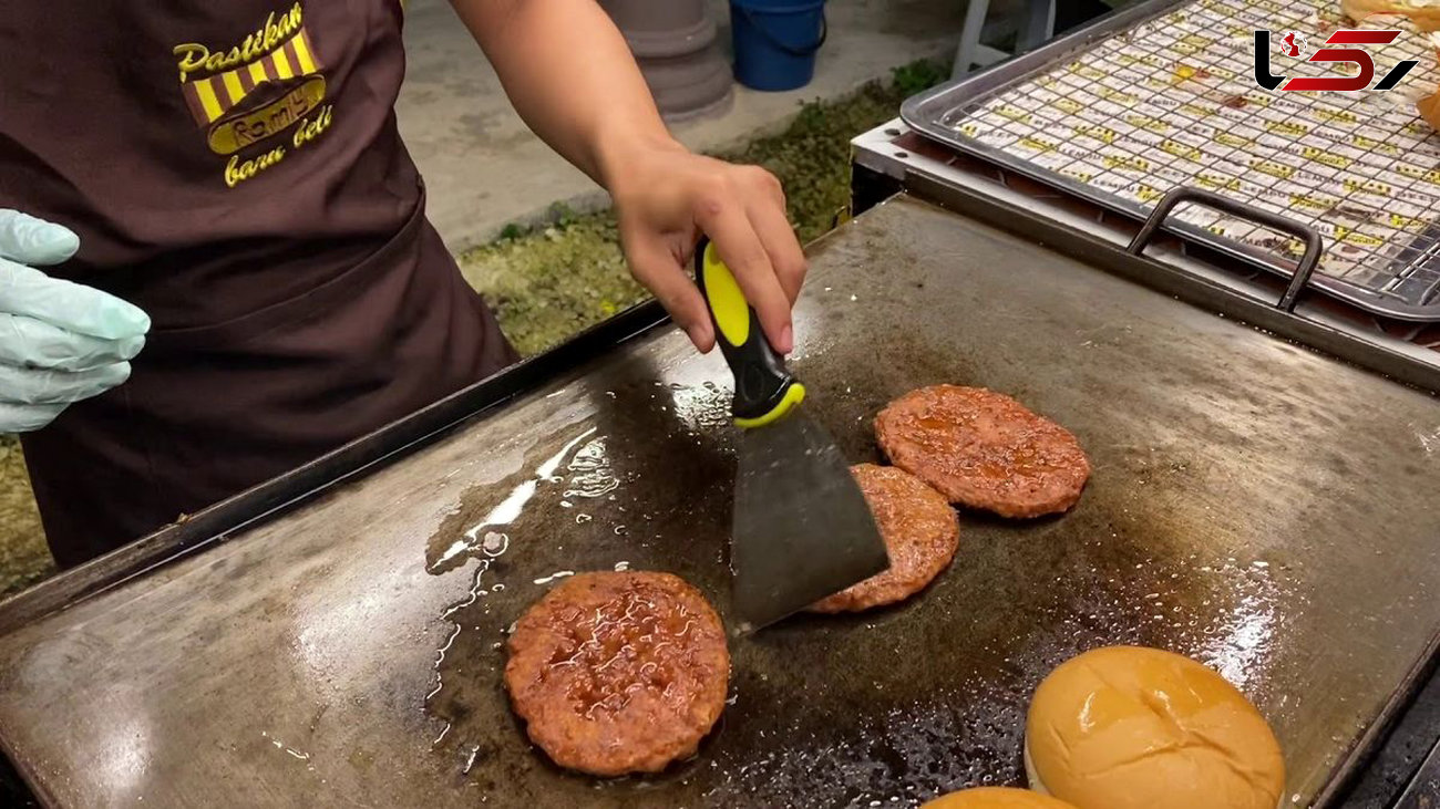 ( فیلم )غذای خیابانی/ نحوه طبخ همبرگر دست ساز گوشت توسط یک فروشنده مشهور