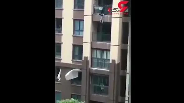 نجات پسربچه‌ای که از طبقه ششم ساختمان سقوط کرد + فیلم 