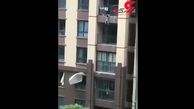 نجات پسربچه‌ای که از طبقه ششم ساختمان سقوط کرد + فیلم 