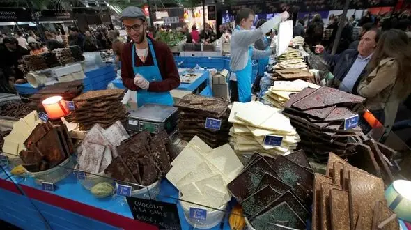 حضور سلبریتی ها با لباسهایی از جنس شکلات در این نمایشگاه! +عکس