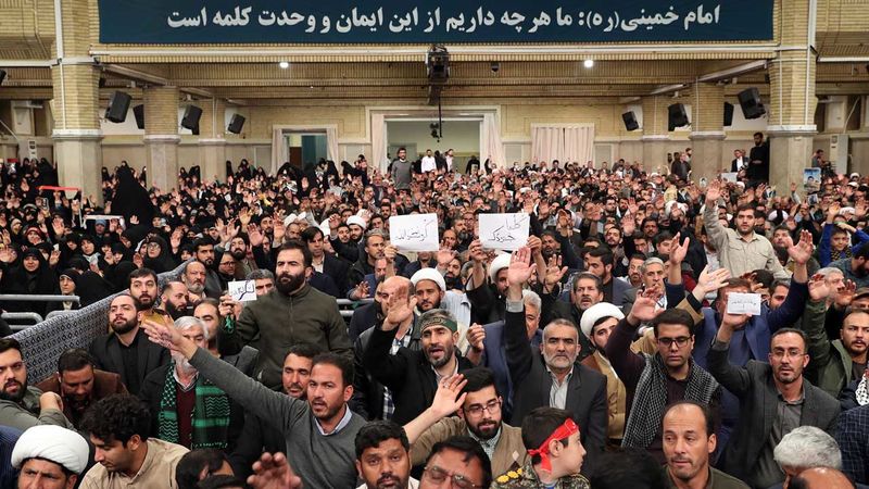 حضرت آیت‌الله خامنه‌ای رهبر معظم انقلاب اسلامی، هم‌اکنون در جمع هزاران نفر از اقشار مختلف مردم