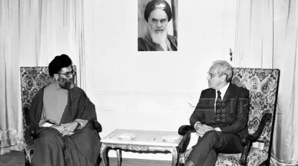 عکس دیدار آیت الله خامنه ای رییس جمهور وقت ایران با خاویر پرز دکوئیار؛ شهریور 1366