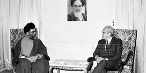 عکس دیدار آیت الله خامنه ای رییس جمهور وقت ایران با خاویر پرز دکوئیار؛ شهریور 1366
