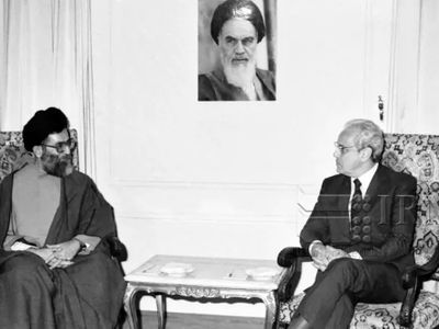 عکس دیدار آیت الله خامنه ای رییس جمهور وقت ایران با خاویر پرز دکوئیار؛ شهریور 1366