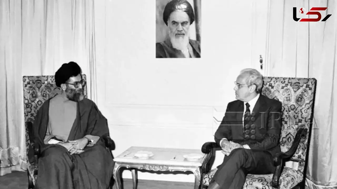 عکس دیدار آیت الله خامنه ای رییس جمهور وقت ایران با خاویر پرز دکوئیار؛ شهریور 1366