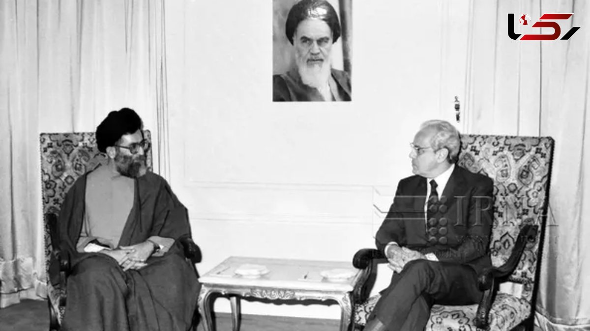عکس دیدار آیت الله خامنه ای رییس جمهور وقت ایران با خاویر پرز دکوئیار؛ شهریور 1366