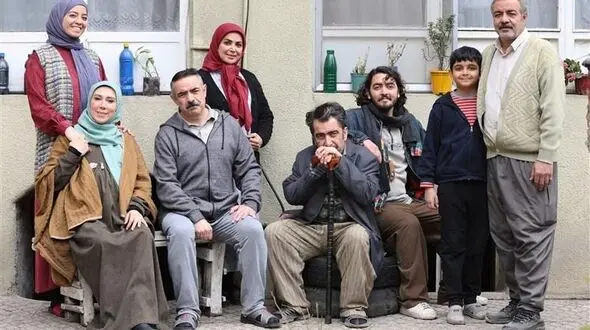 سریال اسباب زحمت؛ پشت خنده‌های احمد آقا و ناصر خان چه بحران‌های روانی پنهان است؟