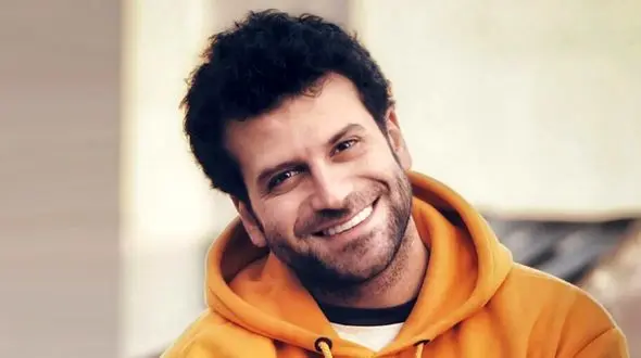 آواز باشکوه روزبه حضاری با آهنگ مازیار/ سرم روی تن من نباشه گر که بیگانه بشه هموطن من