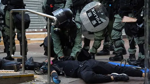 پلیس به سوی معترض هنگ کنگی شلیک کرد +ویدئو