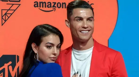 عکس برهنگی جورجینا رودریگز در قایق تفریحی ! / کار بعیدش را ببینید