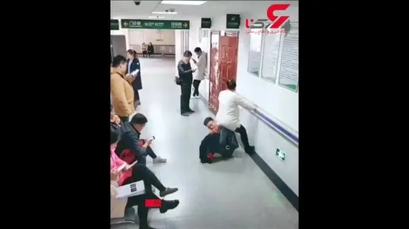 هیچ کس از دیدن این صحنه خجالت نکشید / اقدام فداکارانه یک مرد برای همسرش+فیلم / چین