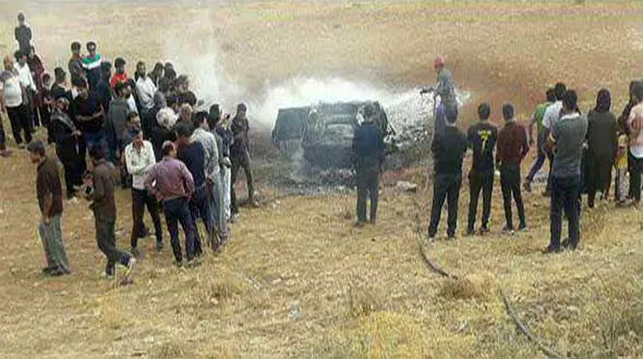 عکس هولناک /  2 تن داخل پژو در جاده اصفهان زنده زنده سوختند / باد شدید آتش را شعله ور کرد