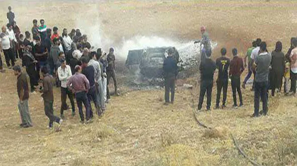 عکس هولناک /  2 تن داخل پژو در جاده اصفهان زنده زنده سوختند / باد شدید آتش را شعله ور کرد