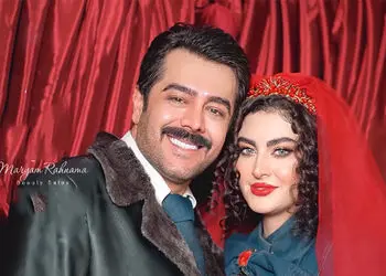 فیلم/ نگاهی به جهازبرون منزل مریم مومن نوعروس سینمای ایران به سلیقه مادر آذری اش/ اکسنت وال، مبلمان راحتی و مدرن، دیوار های جنس چوب راش، شلف مشرف به پذیرایی خانه