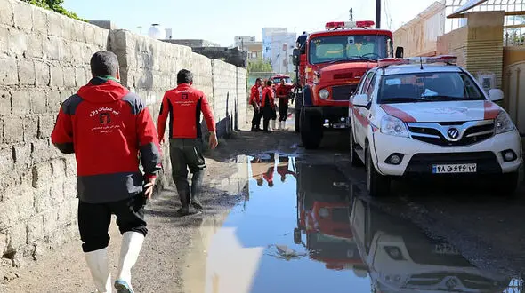 عکس های عملیات آتش نشانان برای امدادرسانی به سیل زدگان کنارک 