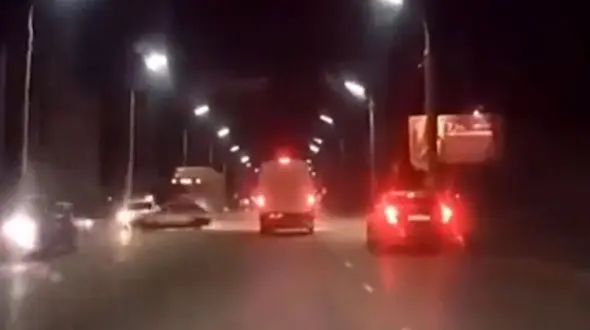 فیلم لحظه تصادف وحشتناک با ماشین پلیس ! / بدشانس ترین راننده عشق نمایش را بشناسید !