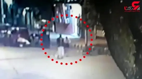 زوج جوان در حال پیادروی بودند که مرد دیوانه از راه رسید+ فیلم 