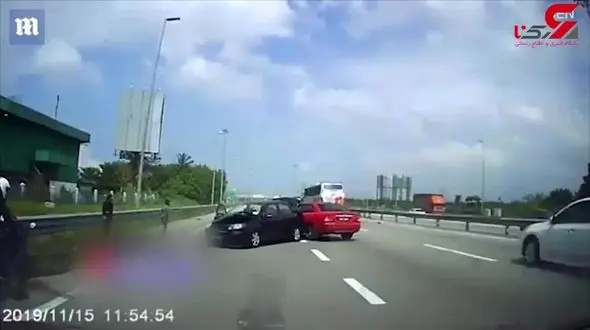 لحظه نفس گیر پرتاب کودکان پس از تصادف در بزرگراه + فیلم
