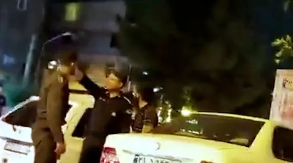 فیلم سیلی محکم سرباز پلیس به گوش یک مرد / واکنش تند پلیس به این اقدام نامتعارف + عکس