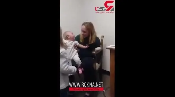 شادی و هیجان وصف ناپذیر نوزادی که برای اولین بار صدای خواهر و مادرش را شنید + فیلم