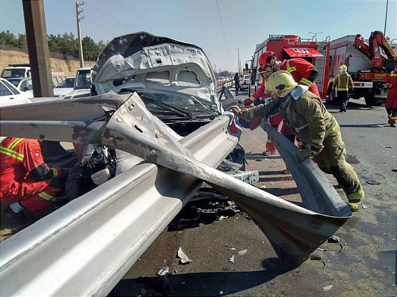 نجات معجزه آسای دو جوان 18 ساله از حادثه ورود گاردریل به خودرو 