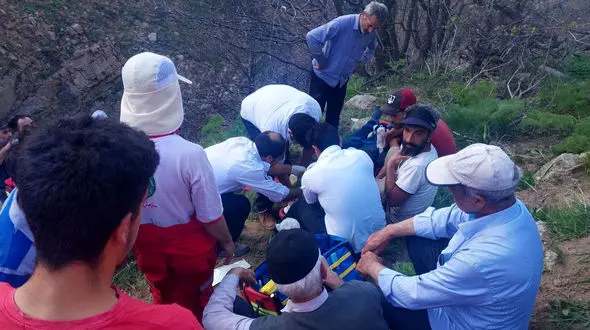 ۱۷ ساعت عملیات طاقت فرسا برای انتقال پیکر بی جان مرد اهل شاهکوه