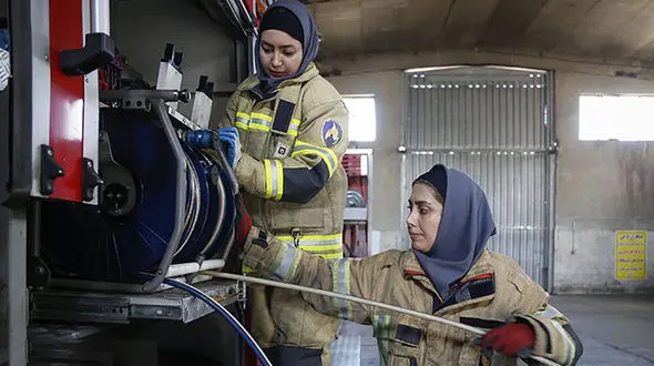 فعالیت دختران آتش‌نشان در کشور + عکس