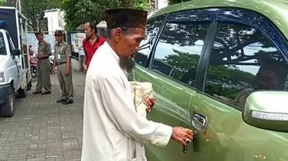 فیلم عجیب از گدایی که شاسی بلند دارد / رنگ خودروی لوکسش خاص است + جزییات