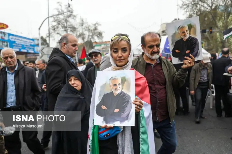 تصویری از شهید سلیمانی در راهپیمایی روز قدس تهران