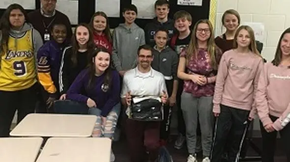 اشک معلم جوان با دیدن اقدام دانش آموزانش ! + فیلم / آمریکا